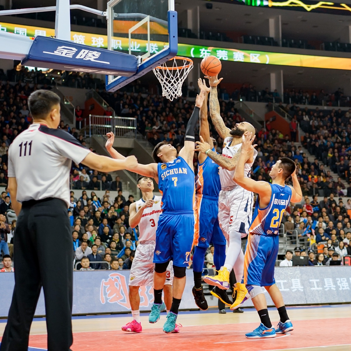 的输出轰出 的输出轰出